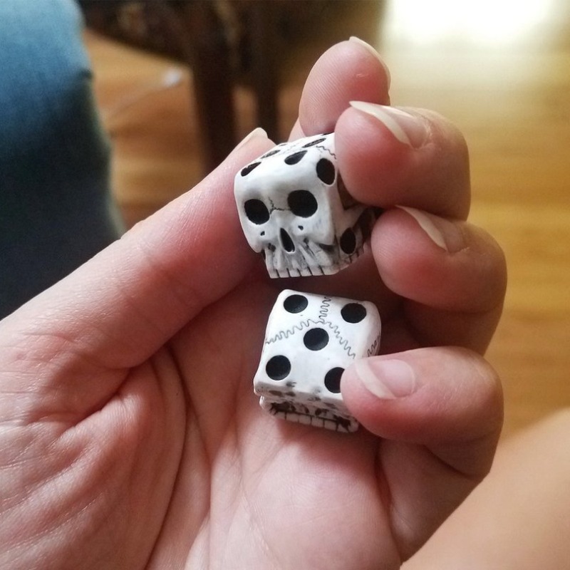 Party Games No Equipment - Cadılar bayramı beyaz kafatası reçine zar
